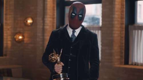 Ryan ‘M.  Lively’ Reynolds fait une apparition dans le rôle de Deadpool avec Broken Emmy de Hugh Jackman pour accepter les Creative Arts Emmy Awards – Date limite