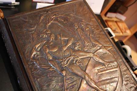 Du livre-harpe à la couverture en bronze, ouvrages insolites à Francfort