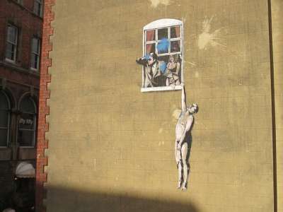 Le street artist Banksy vole au secours des bibliothèques de Bristol