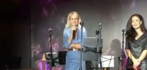 Laeticia Hallyday sur scène, émue, fait pour la première fois un discours pour une soirée hommage à Johnny