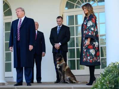 Melania Trump : son manteau original (au prix salé) pour réceptionner le sapin de Noël de la Maison Blanche