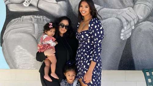 Vanessa Bryant, souriante et entourée de ses filles pour rendre une nouvelle fois hommage à Kobe Bryant et Gianna