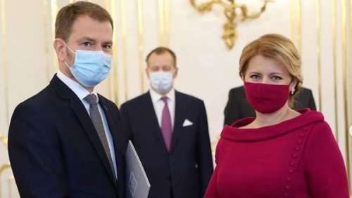 Coronavirus : cette scène surréaliste du gouvernement slovaque qui prête serment avec des masques et des gants (VIDEO)