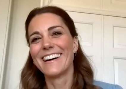 Kate Middleton recycle une robe fleurie et printanière à prix abordable (VIDEO)