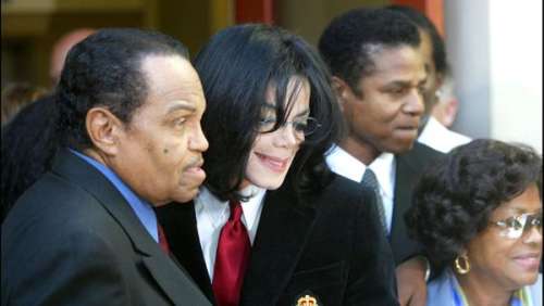 Michael Jackson : le dentier de son père vendu aux enchères