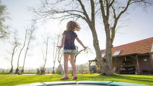 Punie, une fillette meurt après avoir sauté non-stop sur un trampoline sous une chaleur accablante