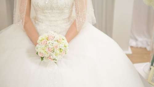 Une femme s'habille en mariée le jour du mariage de sa belle soeur et provoque un tollé