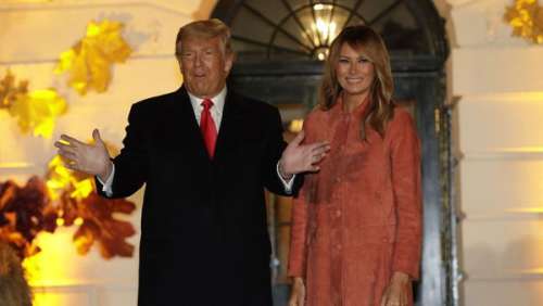 Melania Trump en manteau orange : la First Lady joue le jeu aux côté de son mari pour Halloween