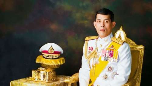 Fou de rage, Rama X, le roi de Thaïlande, brise les chevilles sa sœur