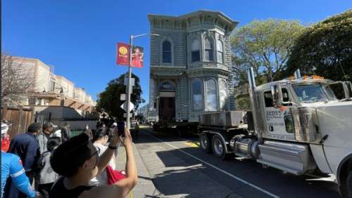 Une maison entière déménagée sur un camion jusqu'à sa nouvelle adresse à San Francisco