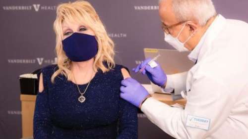 Dolly Parton : elle reprend sa chanson culte pour promouvoir le vaccin contre le Covid-19