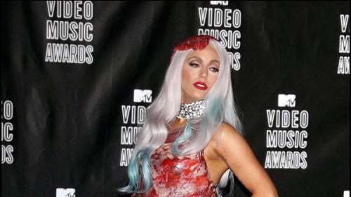 L'histoire derrière le look. Lady Gaga : pourquoi la robe-viande a marqué la cérémonie des MTV Awards pour toujours ?