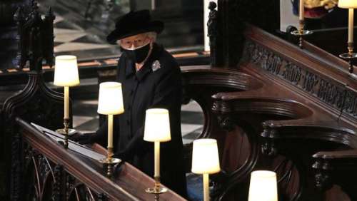 Obsèques du prince Philip : pourquoi Elizabeth II s'est-elle assise seule