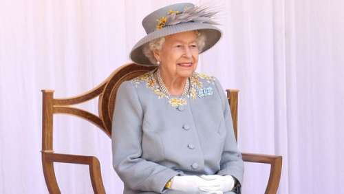 Elizabeth II coquette et souriante pour son premier anniversaire sans son époux