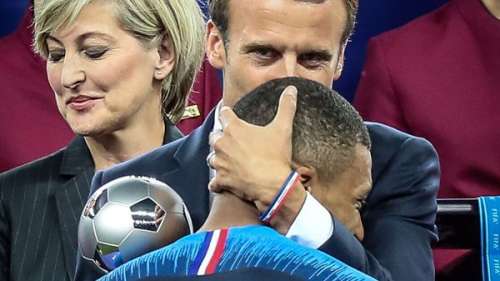 Kylian Mbappé : après son tir au but raté, l'attaquant de l'équipe de France a reçu un SMS de… Emmanuel Macron !