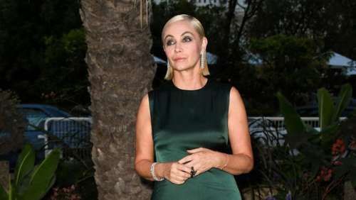 Emmanuelle Béart à Cannes : robe satinée et carré plaqué, ce look simple et efficace qui a mis en valeur… ses yeux