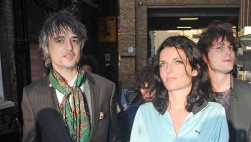Pete Doherty fiancé : après deux ans de sobriété et méconnaissable, il s'engage avec Katia de Vidas
