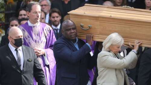 Bernard Tapie : terrassé par sa mort, Basile Boli raconte ce “dernier bisou” auquel il a eu droit