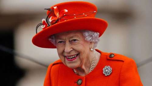 Elizabeth II pimpante en rouge coquelicot pour son dernier engagement salué par Kate et William