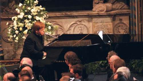 Elton John : pourquoi il a bien failli ne pas chanter lors de l'enterrement de Diana
