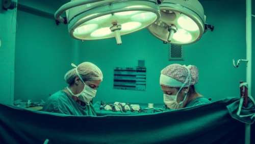 Le chirurgien gravait ses initiales sur les organes de ses patients endormis