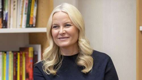 Mette-Marit de Norvège : la princesse héritière discute littérature avec les élèves d'une école primaire à Oslo