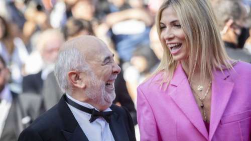 Festival de Cannes 2022 : Gérard Jugnot amoureux de sa femme, Patricia Campi, qui marque les esprits en rose bonbon