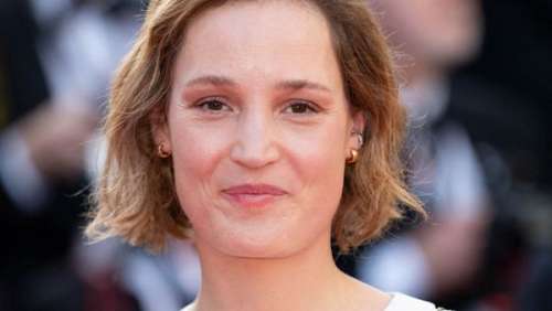 Cannes 2022 : Vicky Krieps, la dernière compagne de Gaspard Ulliel, joue la sobriété sur le tapis rouge
