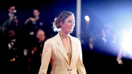 Cannes 2022 : après la sobriété, Vicky Krieps ose le décolleté en costume blanc sur le tapis rouge