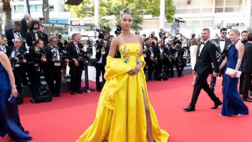 Cannes 2022 : Lais Ribeiro, la fiancée de Joakim Noah radieuse sur le tapis rouge dans une robe fendue jaune citron
