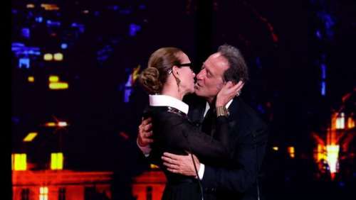 Cannes 2022 : Vincent Lindon et Carole Bouquet surprennent avec un baiser pendant la cérémonie de clôture