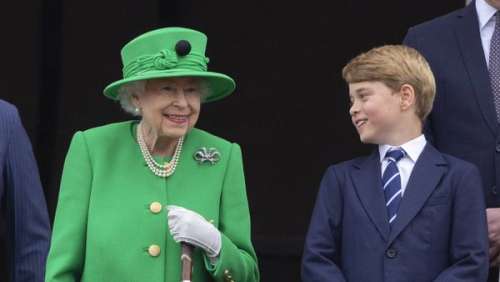 Elizabeth II : cette phrase surprenante dite au prince George au balcon de Buckingham