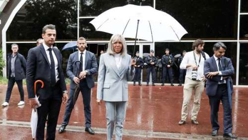 Brigitte Macron surprend en gris perle : ce détail mode de sa tenue qui finissait son look