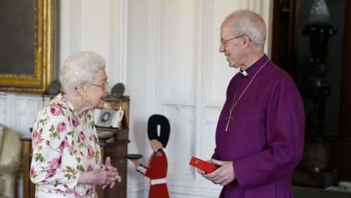 Elizabeth II : dans une spectaculaire robe à fleurs et sans canne, elle reçoit une récompense exceptionnelle