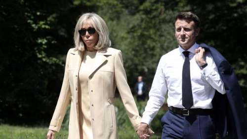 Brigitte Macron hyper chic au G7 : trench et robe courte, son total look beige fait sensation