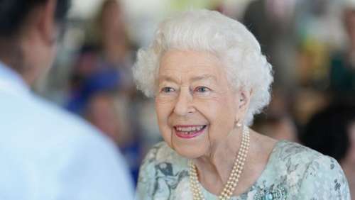 Elizabeth II : avec une canne mais visiblement en forme, la Reine effectue une nouvelle sortie
