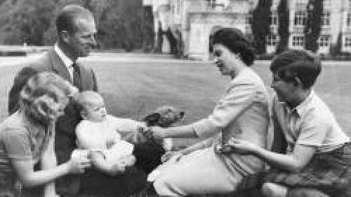 Elizabeth II : ses moments les plus tendres avec ses quatre enfants (Photos)