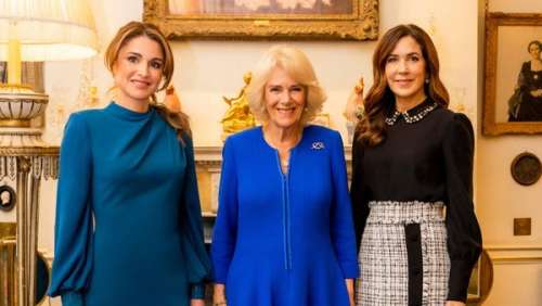 Camilla Parker Bowles : détendue en total look bleu, elle partage le tea time avec deux invitées de marque