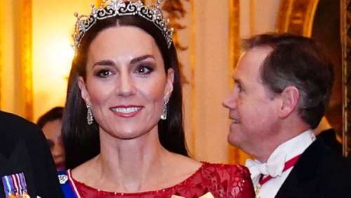 Robe écarlate et diadème : Kate Middleton éblouissante lors d'une soirée officielle en pleine polémique