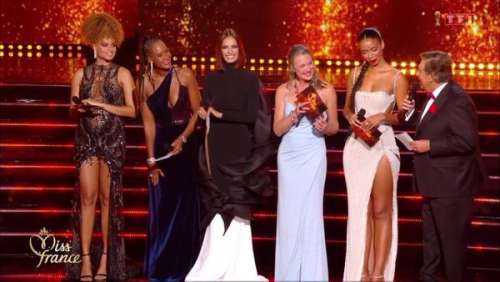 Alicia Aylies enceinte : elle dévoile son baby bump dans une robe transparente lors de la soirée Miss France 2023