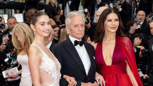 Catherine Zeta-Jones et Michael Douglas : en famille sur le tapis rouge, leur fille Carys sublime en dentelle blanche