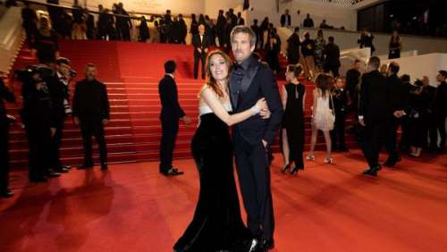 Guillaume Canet et Laetitia Dosch, copie conforme de Kate Middleton, très complices en pleine montée des marches à Cannes