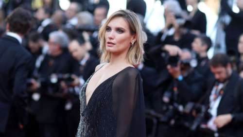 Cannes 2023 : Ana Girardot éblouit en décolleté plongeant et demi-cape sur l'épaule sur le tapis rouge du 23 mai