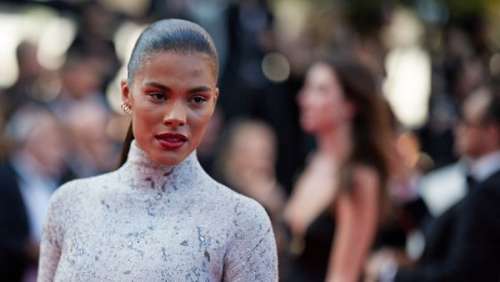 Cannes 2023 : Tina Kunakey illumine le tapis rouge en solo dans une longue robe blanche  