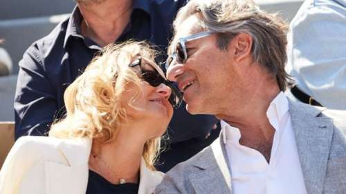 Caroline Roux : baisers volés pour la journaliste et son puissant mari dans les tribunes de Roland-Garros