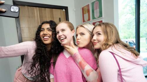 Les réalisateurs de “Mean Girls” expliquent comment les réseaux sociaux ont façonné leur comédie musicale