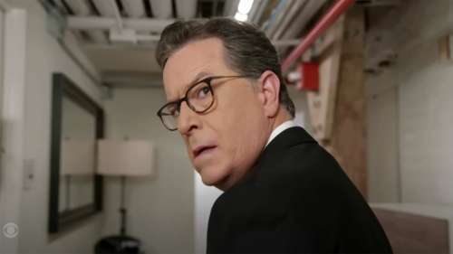 John Carpenter fait peur à Stephen Colbert dans les coulisses du début d’Halloween du “Late Show”