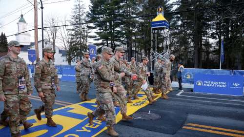 Des marcheurs militaires sont partis de Hopkinton pour lancer le 128e marathon de Boston