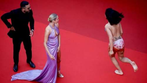 Un manifestant plante le tapis rouge du Festival de Cannes à l’avant-première de George Miller