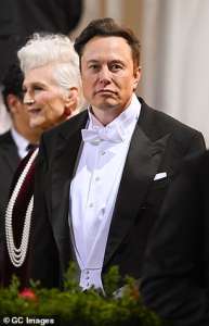 Elon Musk dit maintenant aux dirigeants que Tesla doit « suspendre toutes les embauches dans le monde » et réduire le personnel de 10%